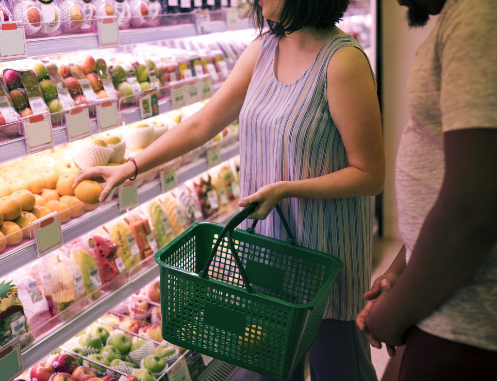 Couple Shopping At A Supermarket - Simplifiq - Contabilidade para Comércio Varejista e Atacadista em Goiania – GO